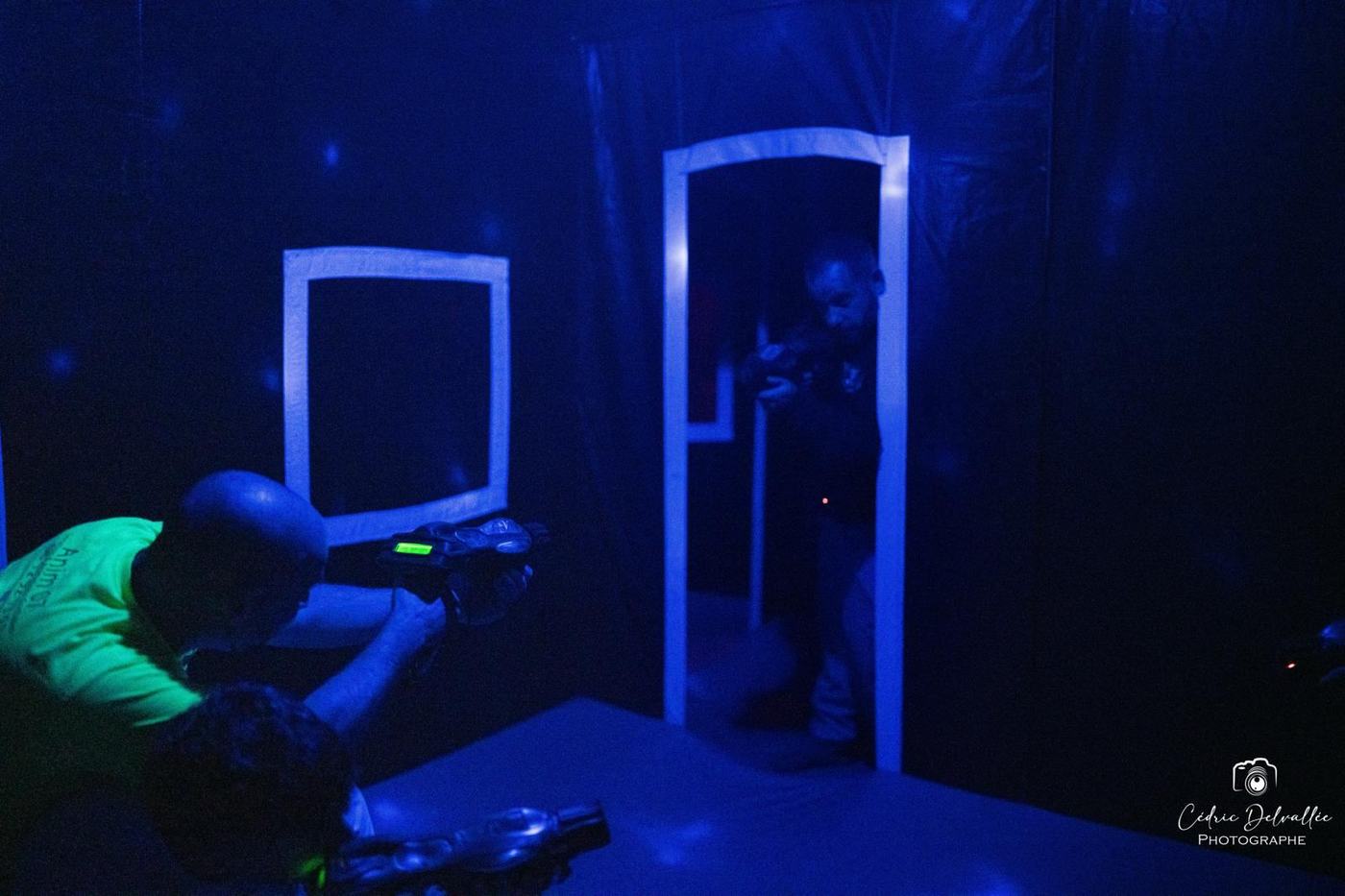 Joueur visant dans la zone bleue du labyrinthe
