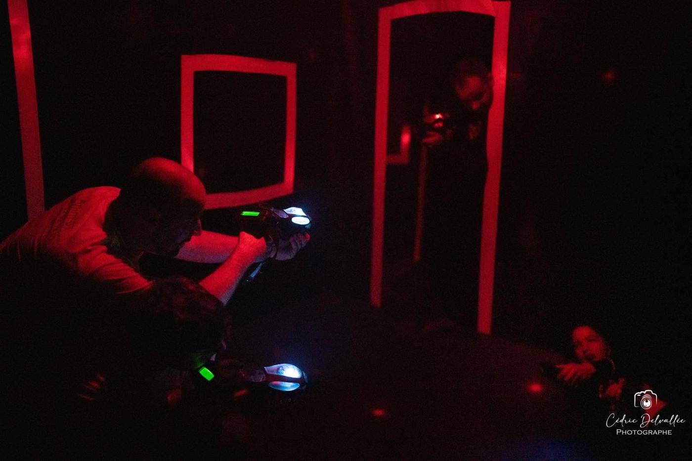 Joueur visant dans la zone rouge du labyrinthe