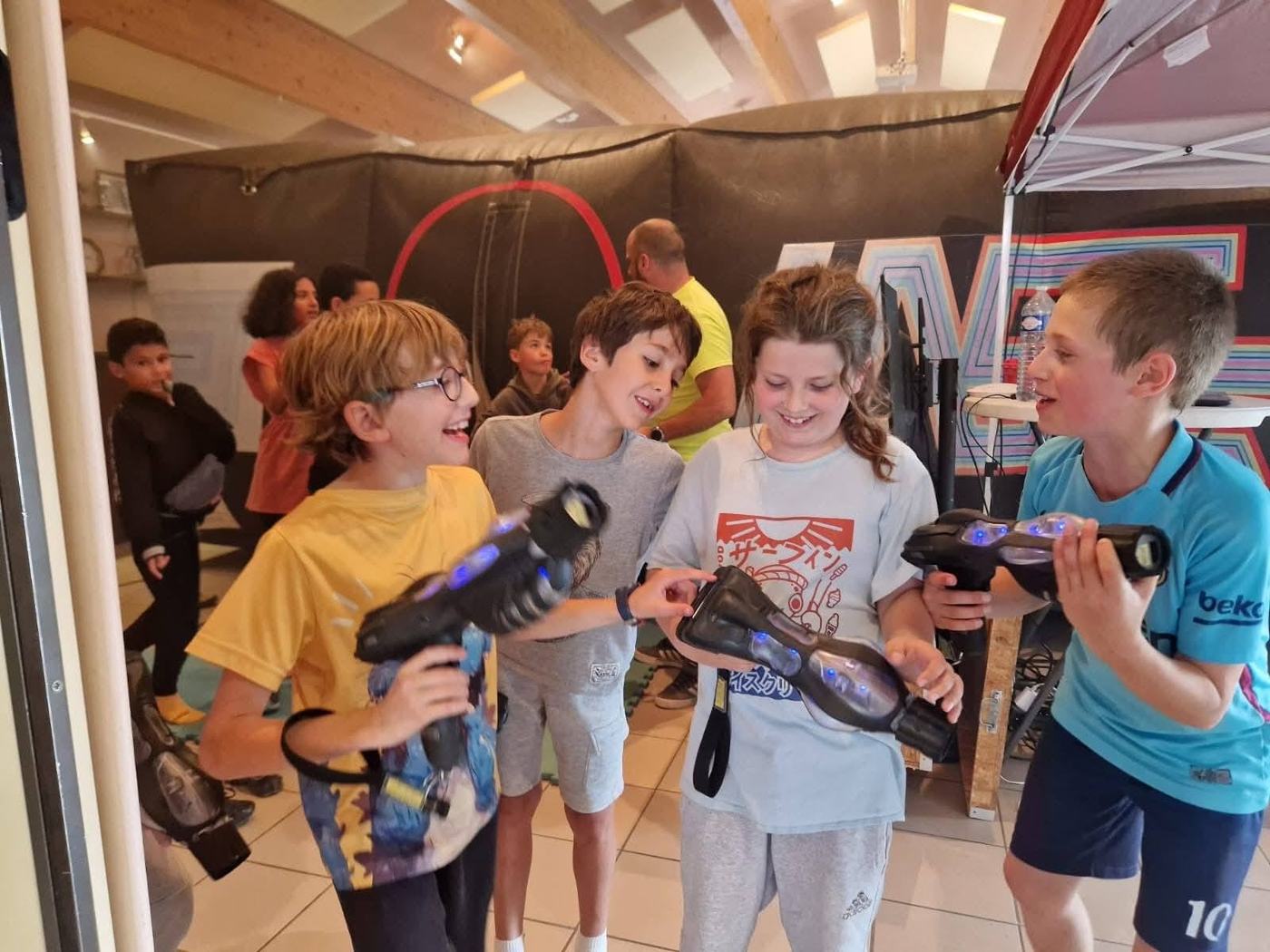 Groupe de joueurs équipés de pistolets laser, souriants