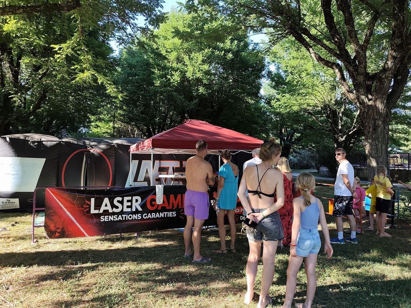 Événement en plein air avec le stand Arena'07 sous les arbres
